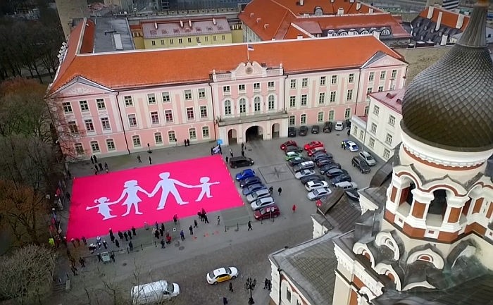 Igaunijā pie parlamenta ēkas notika zibakcija dabīgas ģimenes aizstāvībai
