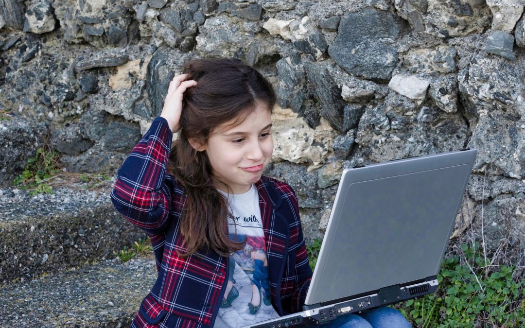 IZM vēlas, lai vecāki nodrošina skolēnam ierīci ar interneta pieslēgumu